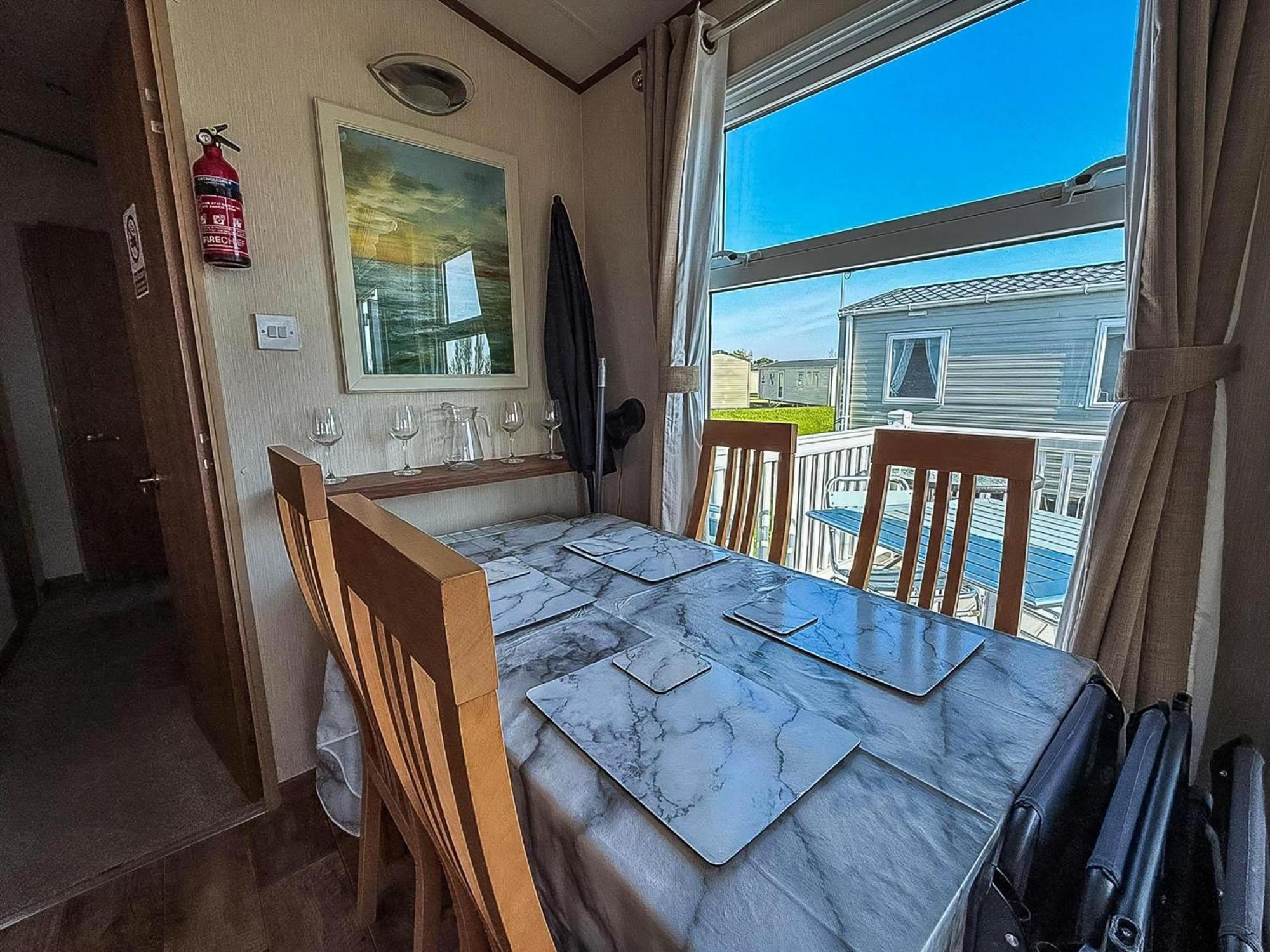 Stunning 6 Berth Caravan With Decking At Southview Ref 33175v * Skegness