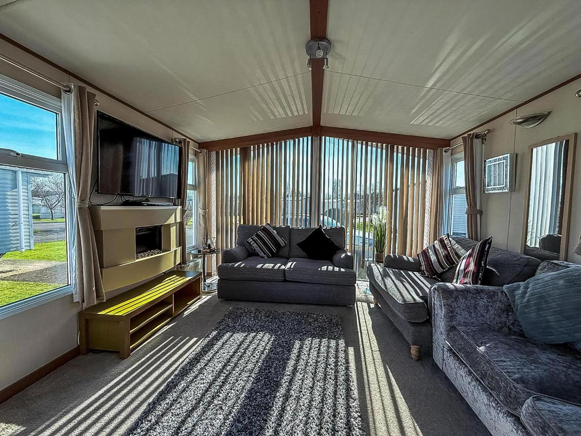 Stunning 6 Berth Caravan With Decking At Southview Ref 33175v Holiday home *