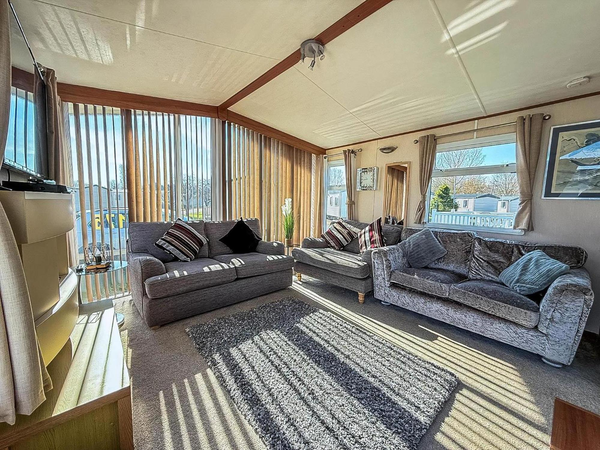 Holiday home Stunning 6 Berth Caravan With Decking At Southview Ref 33175v *