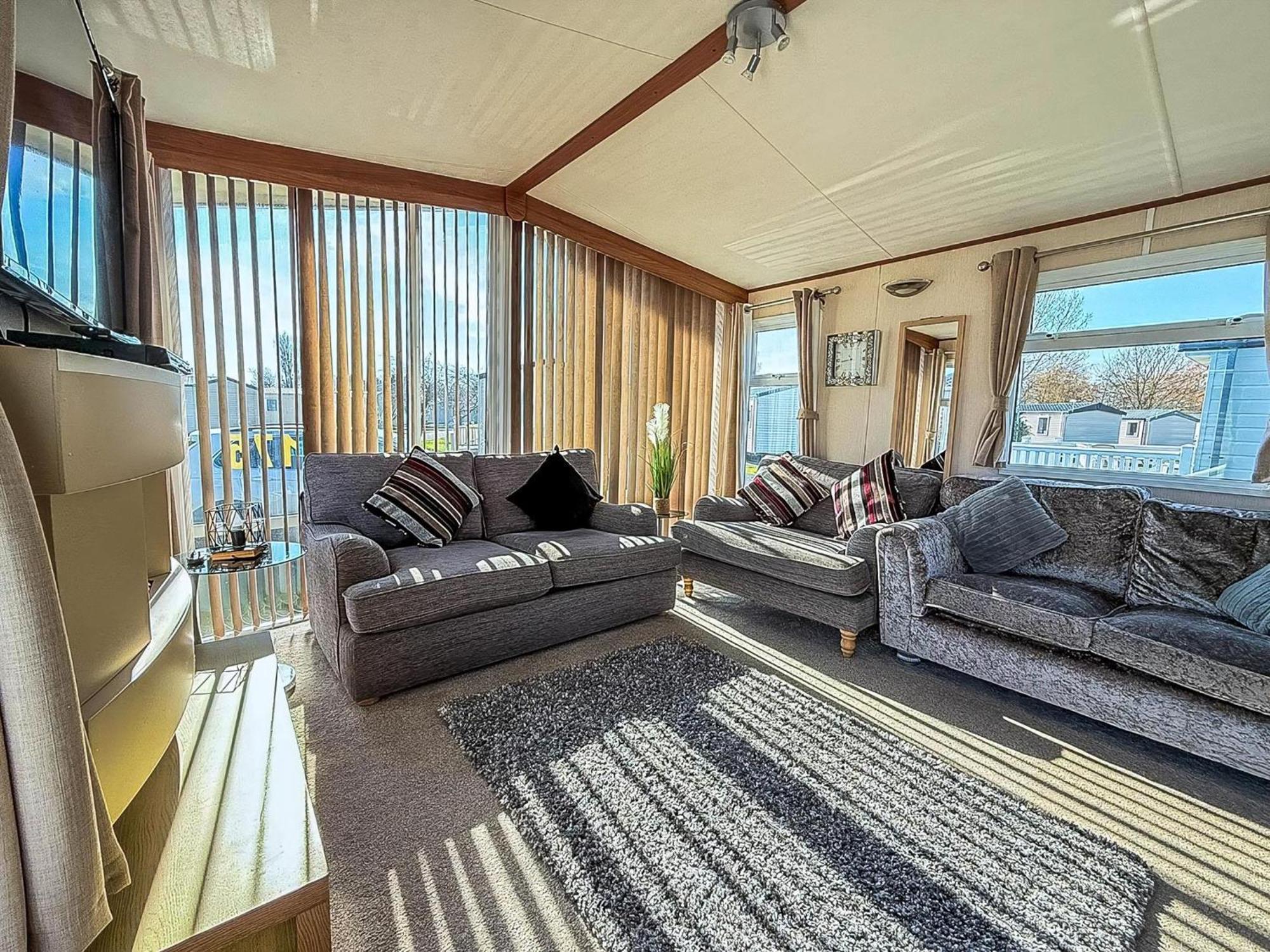 Stunning 6 Berth Caravan With Decking At Southview Ref 33175v * Skegness