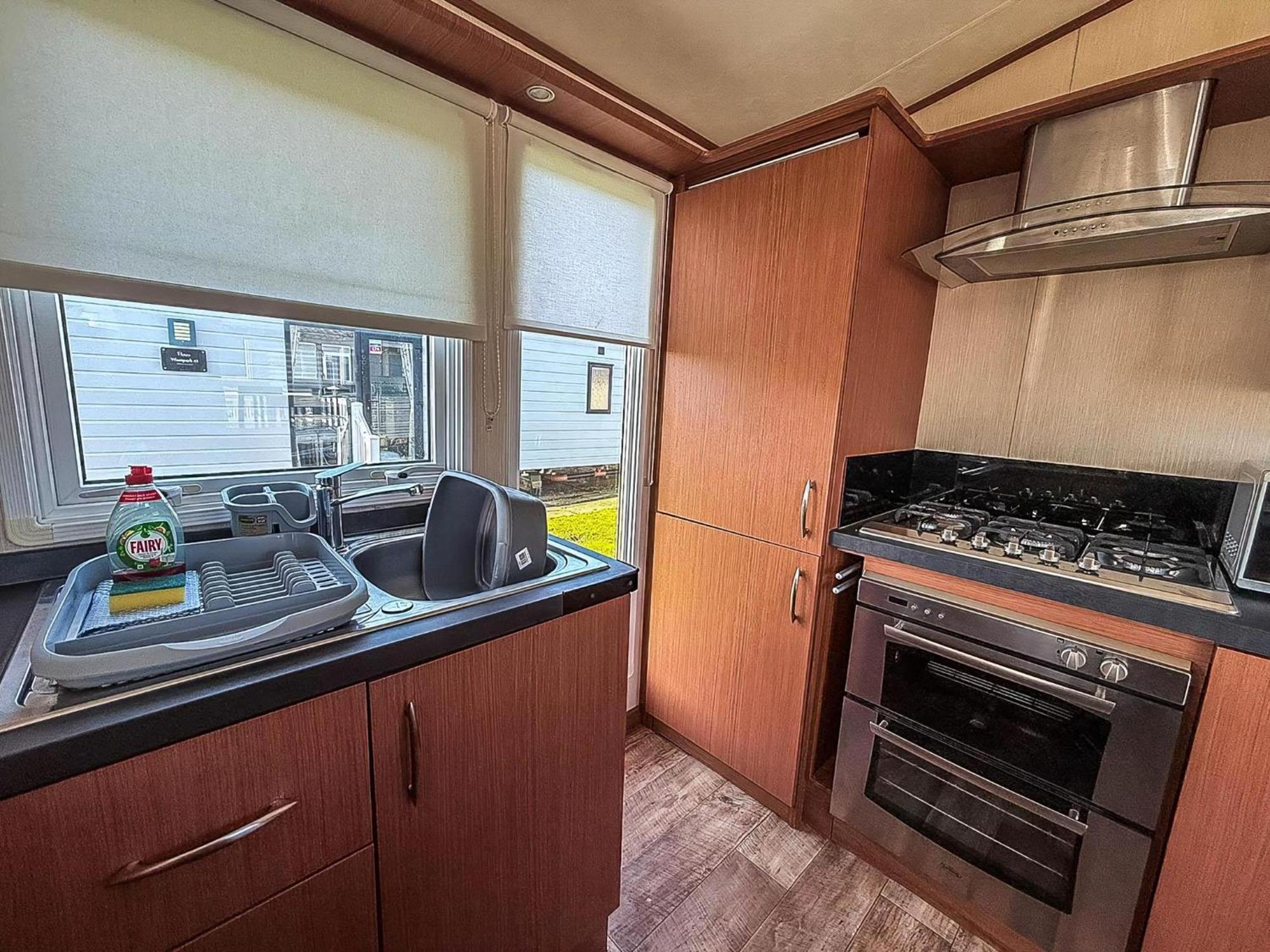 Holiday home Stunning 6 Berth Caravan With Decking At Southview Ref 33175v *