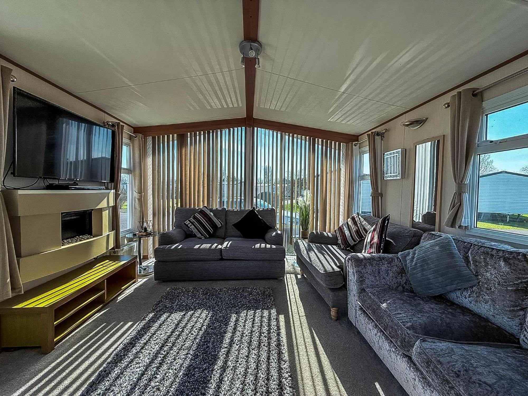 Stunning 6 Berth Caravan With Decking At Southview Ref 33175v * Skegness