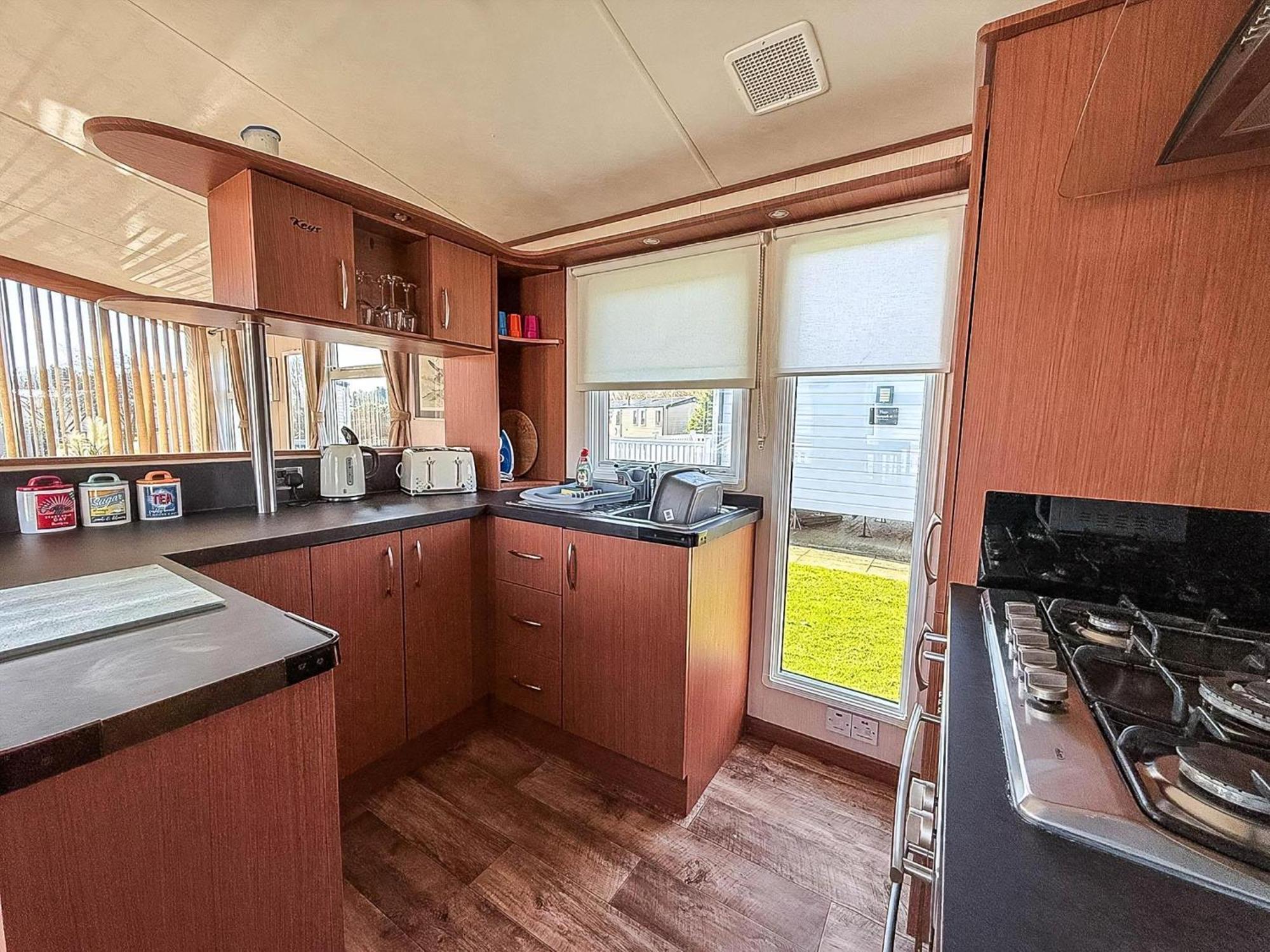 Stunning 6 Berth Caravan With Decking At Southview Ref 33175v * Skegness
