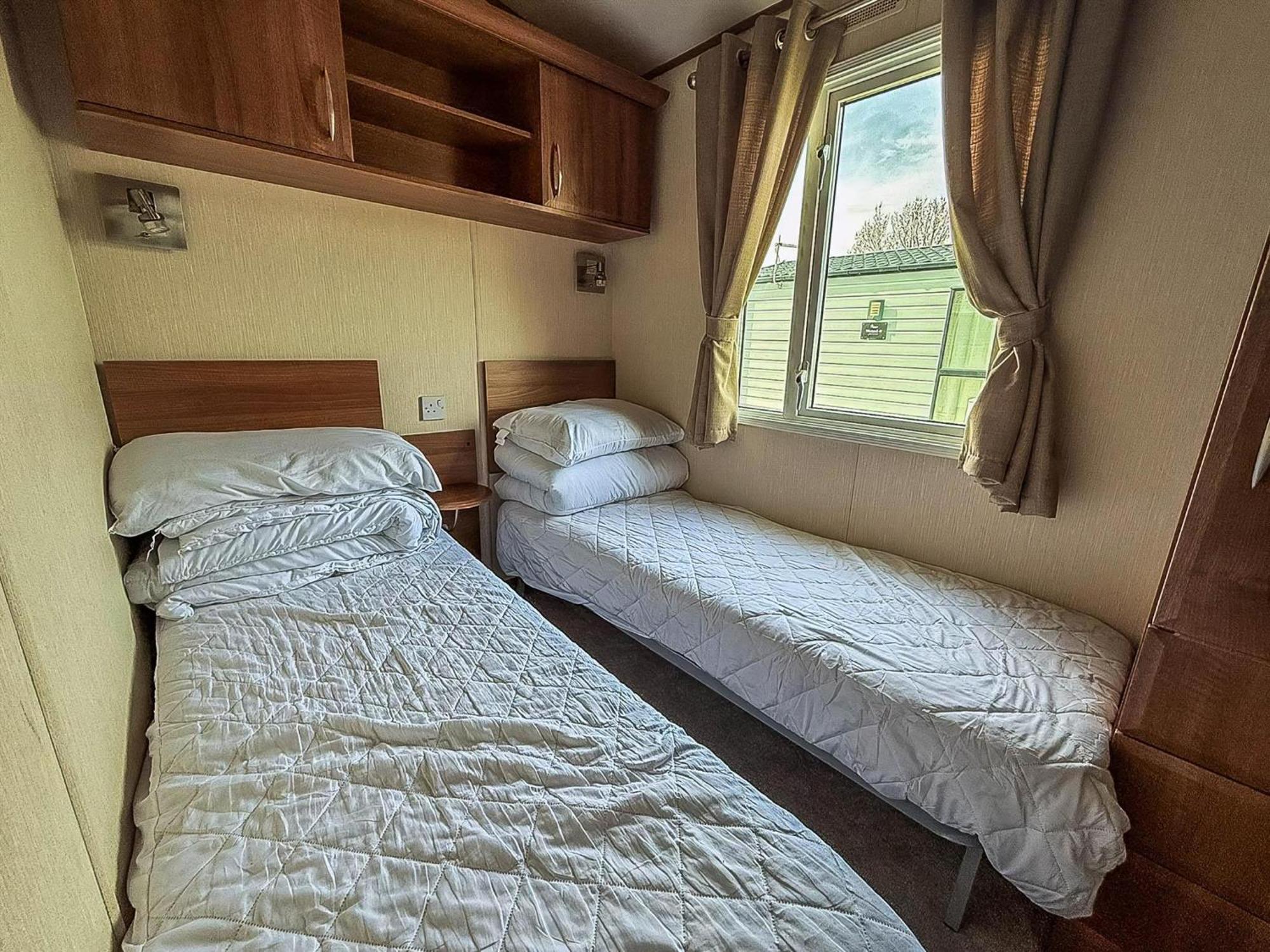 Stunning 6 Berth Caravan With Decking At Southview Ref 33175v Skegness