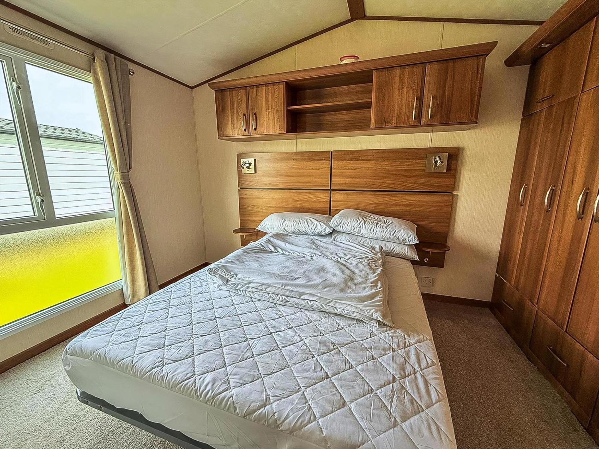 Stunning 6 Berth Caravan With Decking At Southview Ref 33175v Skegness